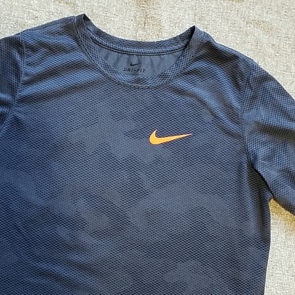 Boy's Nike Gray Camo shirt xL x-Large